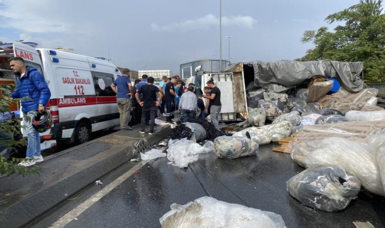 Küçükçekmecede kumaş yüklü kamyon devrildi: 2 yaralı