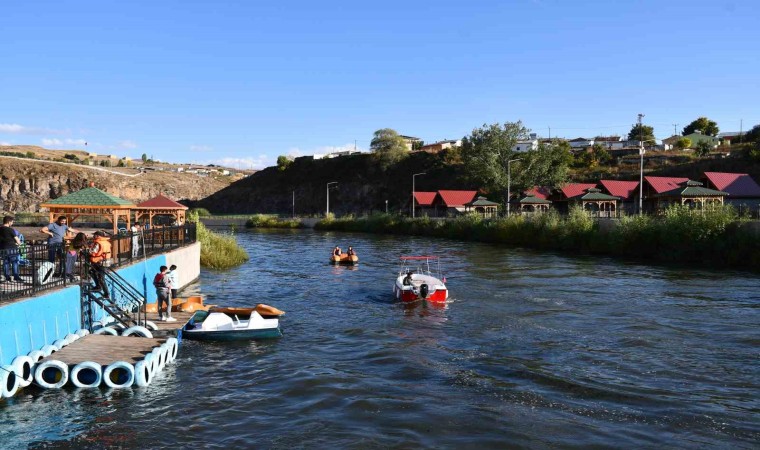 Kura Nehrinde deniz bisikleti ve tekne keyfi