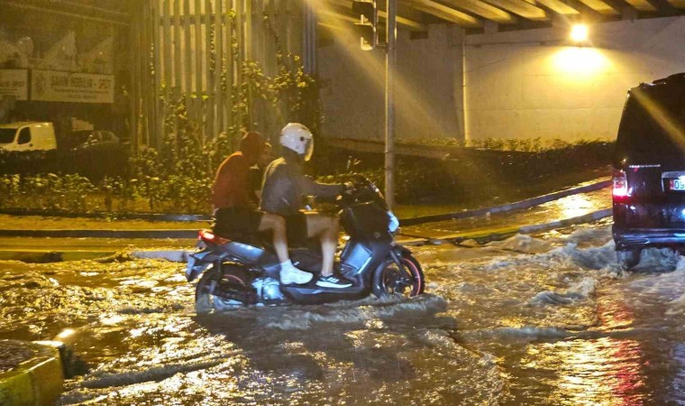 Kuşadasında 10 dakikalık sağanak yağış yolları göle çevirdi