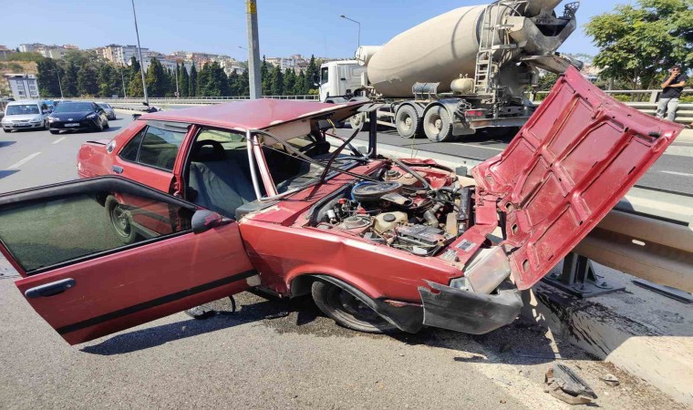 Kuşadasında ehliyetsiz sürücü otomobiliyle bariyerlere çarptı: 2 yaralı