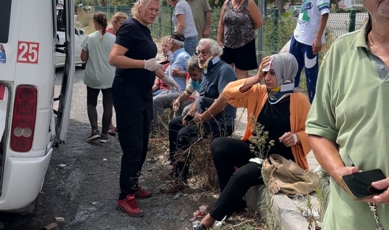 Kuşadasında otomobil minibüse arkadan çarptı: 6 yaralı