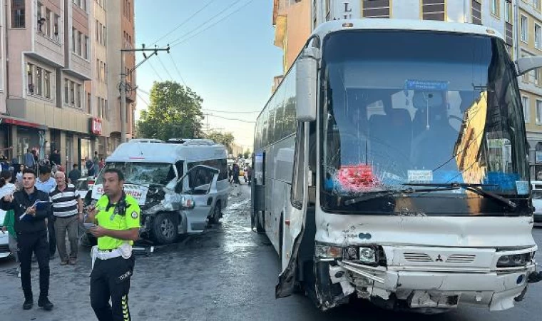 Kütahya’da freni boşalan servis otobüsü 4 araca çarptı: 3 yaralı