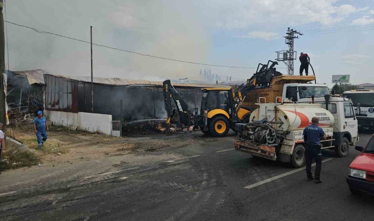 Kuyucaktaki gıda işletmesinde çıkan yangın kontrol altına alındı