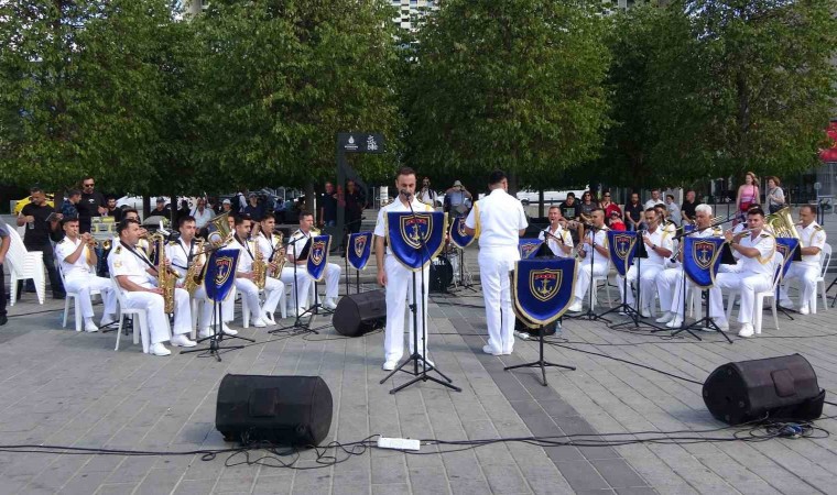 Kuzey Deniz Saha Komutanlığı Bandosu Taksim Meydanında konser verdi