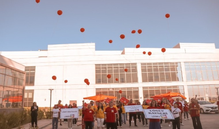 Lösemiyi atlatan çocuklardan tedavi gören arkadaşlarına sürpriz