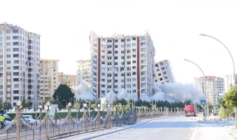 Malatya’da ağır hasarlı 13 katlı 2 bina, patlatılarak yıkıldı