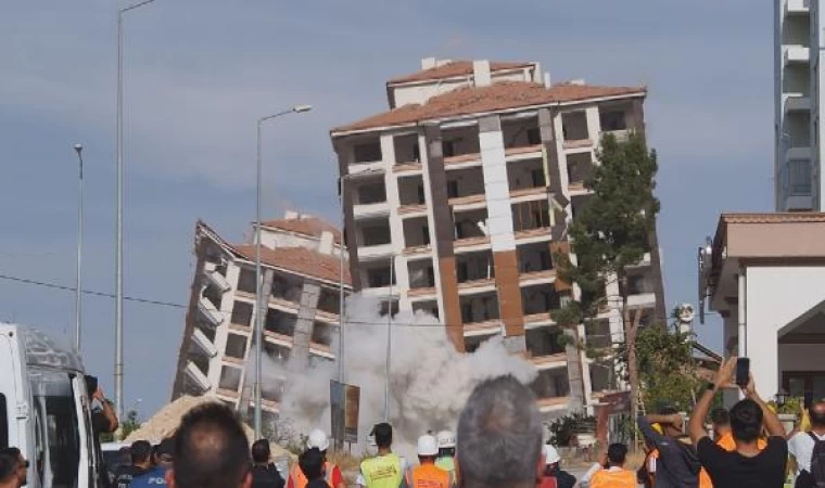 Malatya’da ağır hasarlı 2 bina, patlayıcı ile yıkıldı