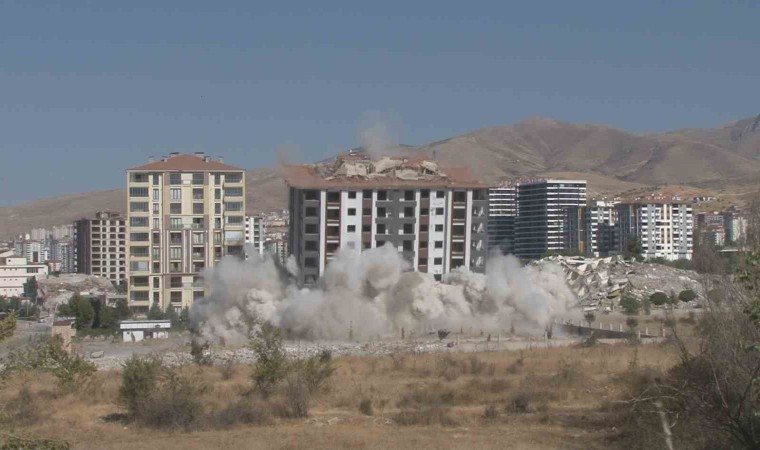 Malatyada patlayıcı ile bina yıkımlarına devam ediliyor