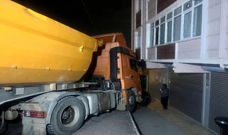 Maltepe’de el freni çekilmeyen hafriyat kamyonu yokuş aşağı kayıp, 6 araca çarptı: ’Aracımın yerinde TIR gördüm’