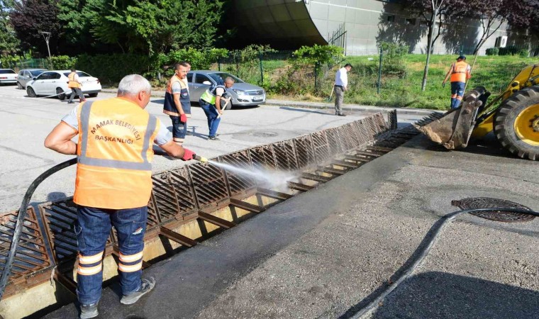 Mamak Belediyesi mazgalları temizliyor