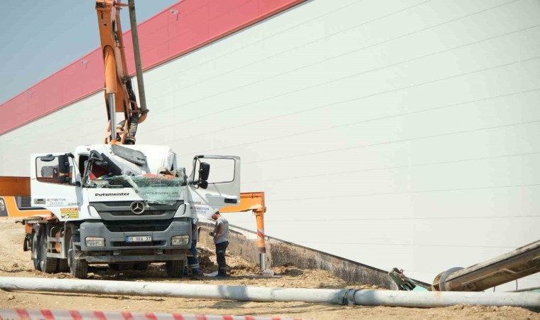 Manisa OSBde iş makinesi beton dökme makinesinin üzerine devrildi: 1 yaralı