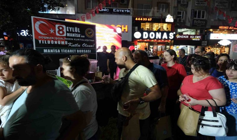 Manisa Ticaret Borsasından vatandaşlara üzüm şırası ikramı