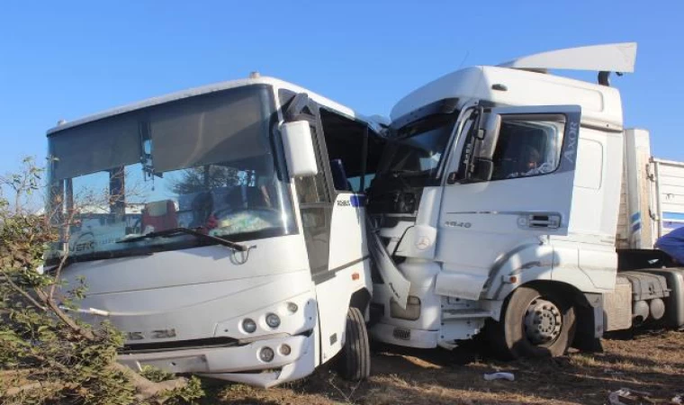 Manisa’da işçi servisi ile TIR çarpıştı: 1’i ağır 23 yaralı