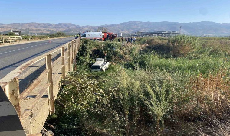 Manisada minibüs dereye uçtu: 1 ağır yaralı