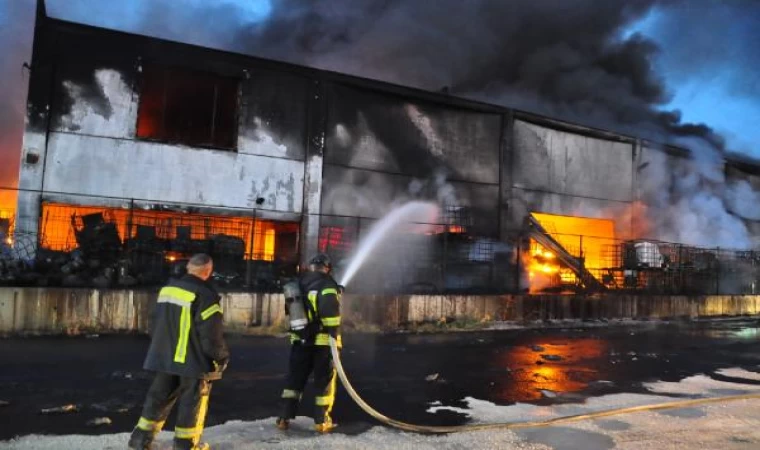 Manisa’da yağ, boya ve kimyasal maddelerin bulunduğu geri dönüşüm tesisinde yangın// EK FOTOĞRAF