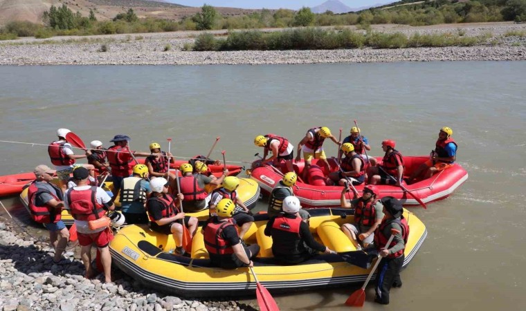 Masalsı kanyon arasında rafting keyfi