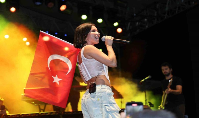 Menemendeki Çömlek Festivalinde Inna rüzgarı