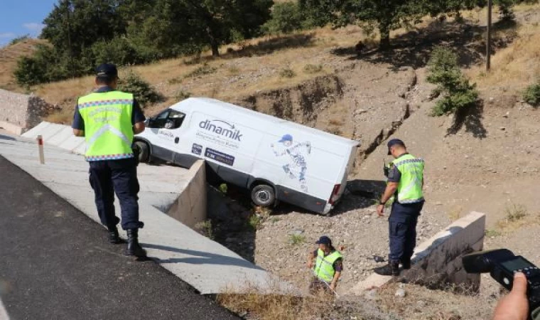 Menfeze devrilen hafif ticari aracın sürücüsü yaralandı