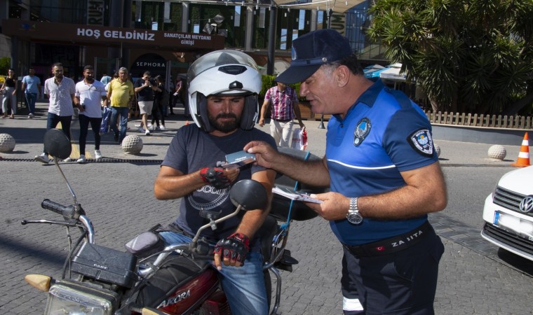 Mersin Büyükşehir Belediyesi ekipleri kent genelinde ‘Tüketici Hakları Rehberi dağıttı