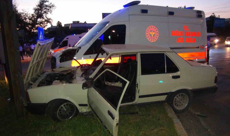 Mersinde ambulans otomobille çarpıştı: 4 yaralı