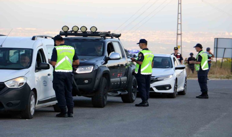 Mersinde jandarma ekiplerinden dron destekli yol uygulaması yapıldı