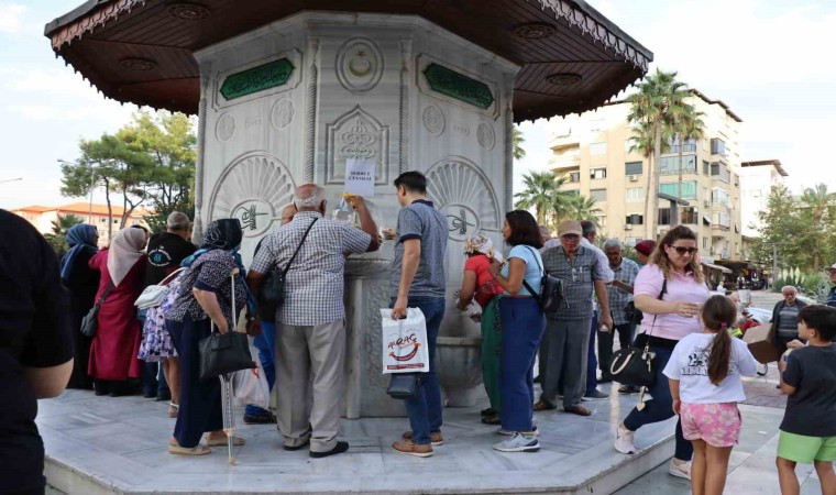 Mevlid Kandilinde Osmanlı Çeşmesinden şerbet aktı