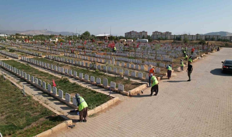 Mezarlıkta temizlik ve çevre düzenlemesi yapılıyor