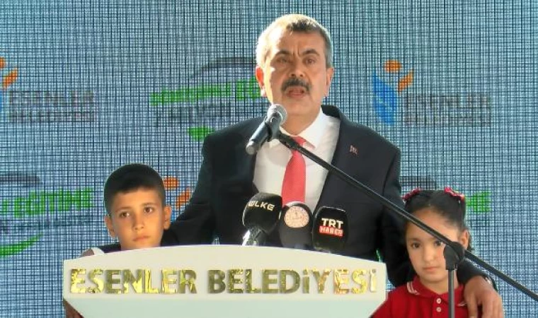 Milli Eğitim Bakanı Tekin Esenler’de defter dağıtım törenine katıldı