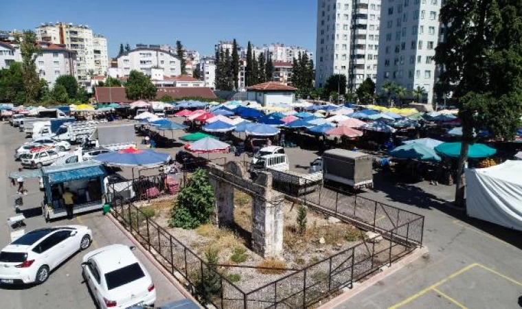 Milli Mücadele’ye tanıklık eden kapı, pazarın ortasında kaldı