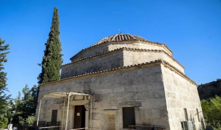 Minaresi servi olan tarihi camiye ’silüet’ dokunuşu