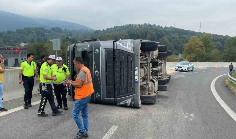 Moloz atıkları yüklü tır devrildi, yol trafiğe kapandı