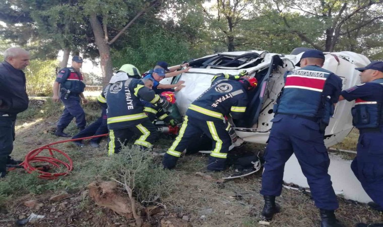 Motosiklet ile çarpışan otomobil mezarlığa uçtu: 2 ölü, 1 yaralı