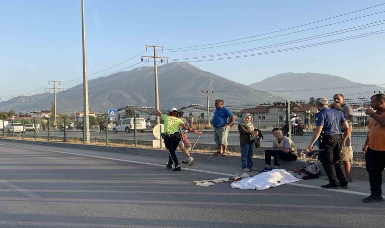 Motosiklet ile yaya geçidinden geçerken canından oldu