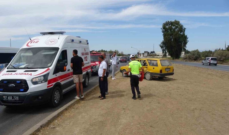 Motosiklet sürücüsünün metrelerce savrulduğu aynı kavşakta 1 saat arayla yaşanan iki kazada araçlar hurdaya döndü