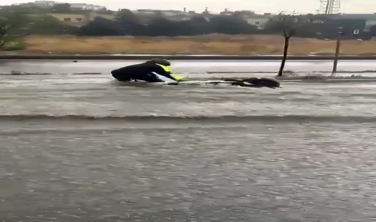 Motosikletli göle dönen caddede böyle sürüklendi