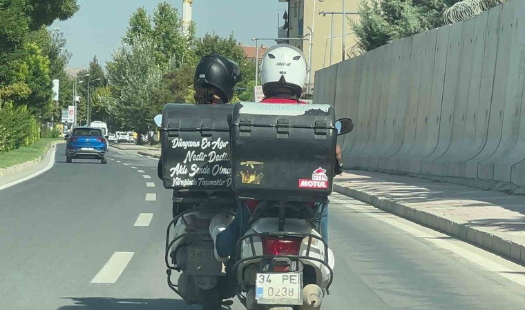 Motosikletlilerin trafikteki tehlikeli yardımlaşması kameralara yansıdı