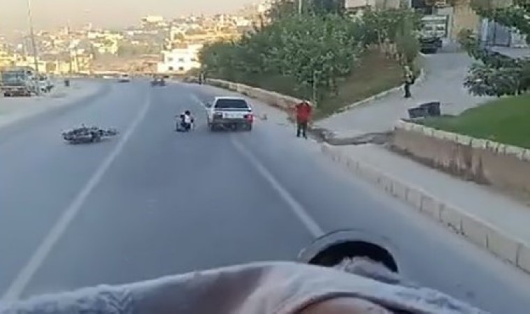 Motosikletlinin ölümle burun buruna geldiği an kamerada