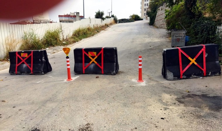 Mudanyada inşaat çalışmasında yol yarıldı