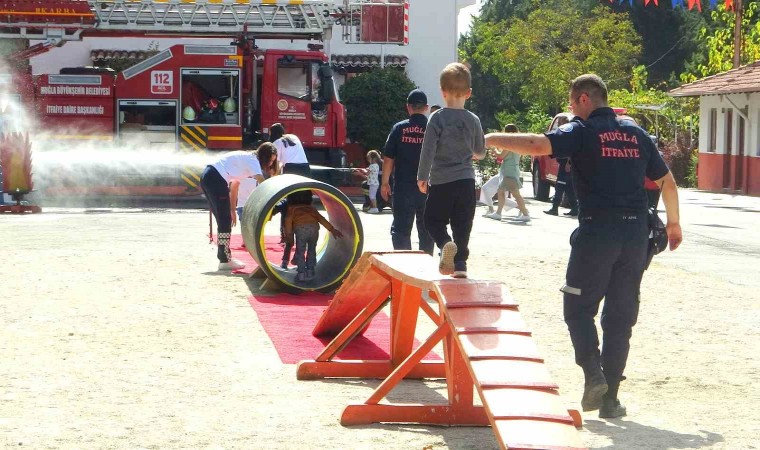 Muğlada minik itfaiyeciler parkuru başarı ile geçti