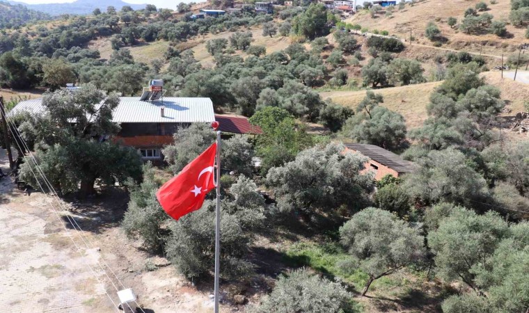 Nazillide yıkılan bayrak direği yenilendi