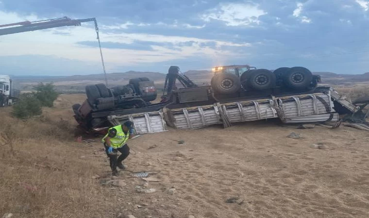 Nevşehir’de virajı alamayan TIR devrildi: 1 ölü, 1 yaralı