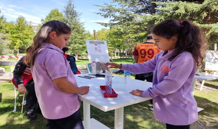 Niğdede çocuklar zeka oyunları parkuru ile hem öğrendi hem eğlendi