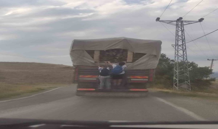 Odun yüklü kamyonun arkasında çocukların tehlikeli yolculuğu