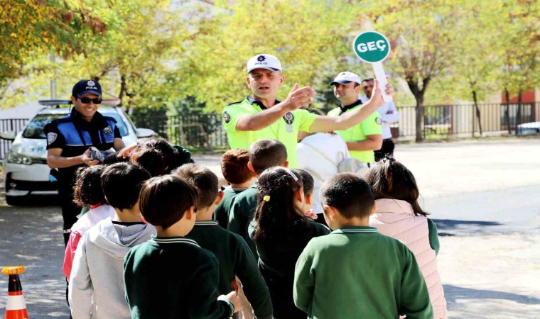 Öğrencilere mobil trafik eğitimleri veriliyor