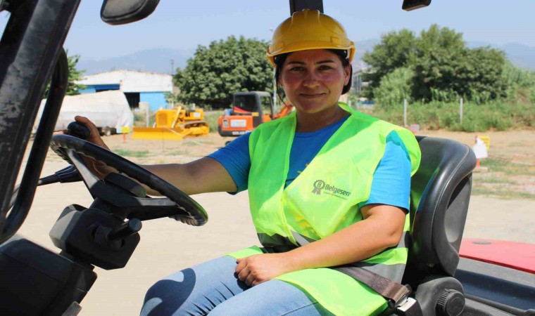 Ojeli tırnaklarıyla direksiyon başına geçti, Sökenin ilk kadın operatörü olmak için adım attı