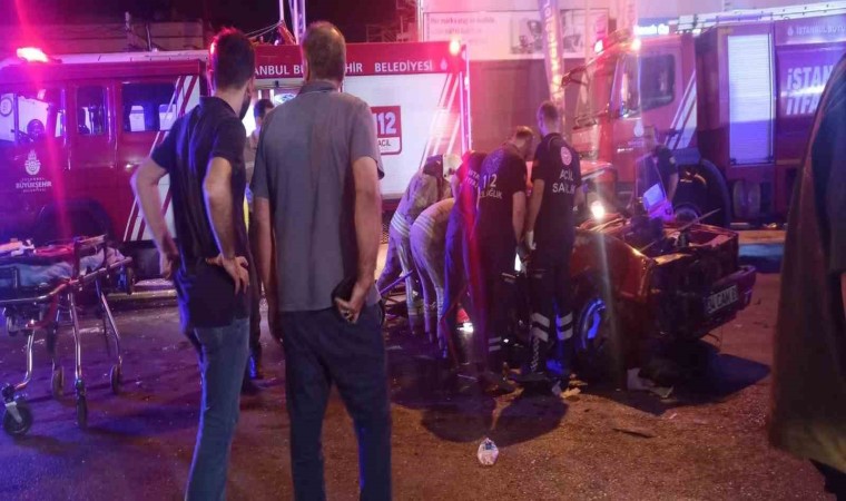 Oksijen yüklü tıra çarpan otomobil hurdaya döndü: 2 yaralı