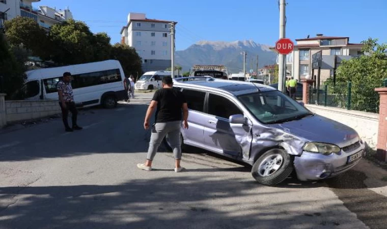 Okul servis minibüsü ile otomobil çarpıştı; 9’u öğrenci, 14 yaralı