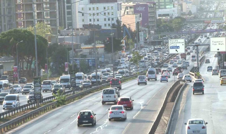 Okulların açıldığı ilk gün İstanbulda trafik yoğunluğu yaşandı