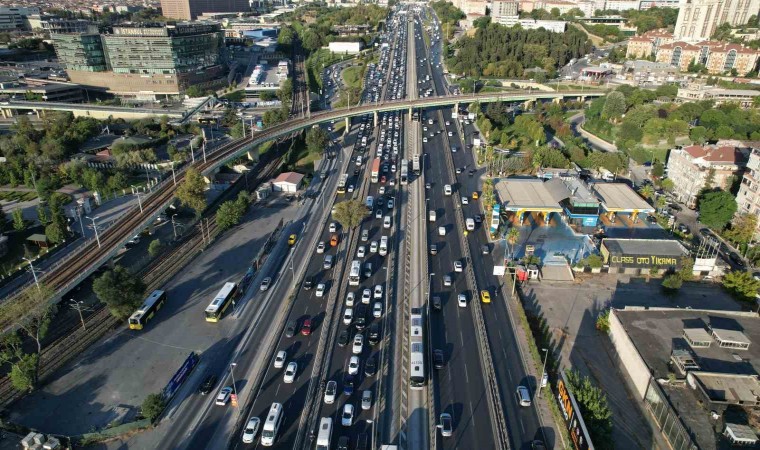 Okulların açılmasıyla oluşan trafik yoğunluğu böyle görüntülendi