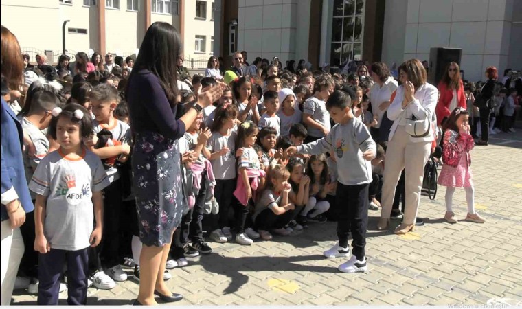 Okulun açılışını öğretmeniyle karşılıklı göbek atarak kutladı